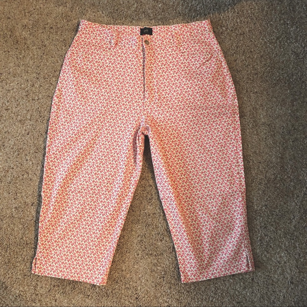 ⭐️ Women’s Lee brand floral capris